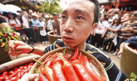 垫底辣孩娱乐吃瓜,从变装红人到娱乐吃瓜达人